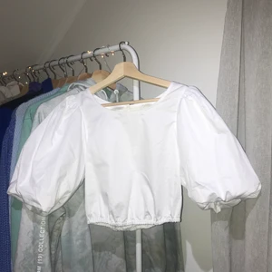 Topp med puffärm - Supergullig topp med puffärm, känner dock inte att det är min stil men den är verkligen en dröm❤️ något croppad o knappar i bak. Är en strl 34 men skulle gissa att den passar en 36:a också då den har resår i midjan😊