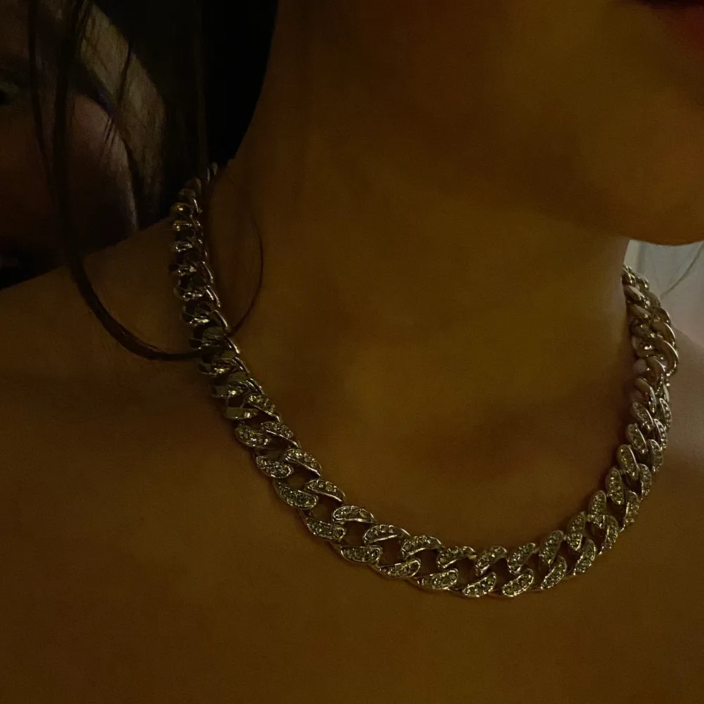 Ett silver kedje halsband med små diameter på (med diamanter menar jag glas) super snyggt och modernt💿  frakt betalar du📦  . Accessoarer.