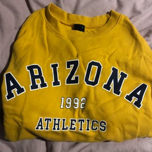 Collegetröja  - En gul collegetröja i storlek S, lite skrynklig för den bara legat i garderoben.