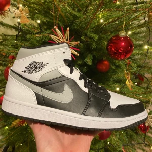 Air Jordan 1 Mid Shadow White - Säljer två par Air Jordan Shadow White! Finns i 42 och 43! Skorna är självklart äkta och kvitto samt bevis från Nike finns! Skorna är helt nya och aldrig testade!😊