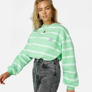 Junkyard tröja - Säljer denna jätte fina sweatshirt, köpte den för två månader sedan för 400 kr, älskar den verkligen men har bytt stil. Skick 9/10 💚 200 kr+ frakt !!