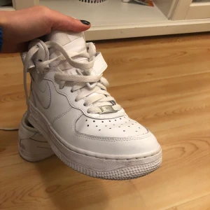 Nike air force 1, 07 - Nike air force 1 mid high. Säljer för att de inte kommit till så mycket användning, därför ser de nästan helt nya ut och har de kvar den nya vita färgen. Köpta för 1299kr, säljer de för 600kr, jag står för frakten.