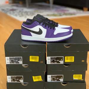 Säljer två par Jordan 1 Low ”Court Purple”. Skorna är helt oanvända och självklart äkta. Storlekar: 41. Pris: 1500 kr/st med frakt