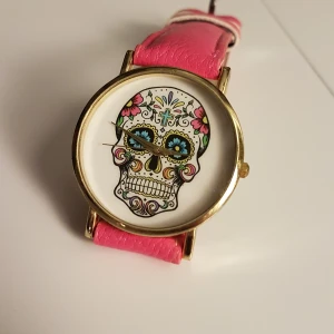 pink klocka med dödskalle  - Helt nytt. Ett nytt batteri ingårs 