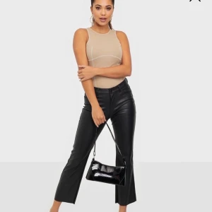 Skinnbyxor  - Svarta skinnbyxor i ”flaremodell” från Vero Moda, säljes då dem inte passar mig i storleken. Ordinarie pris 400 kr, säljes för 60 kr. 