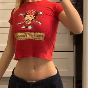 Babytee 💖 - Värdens gulligaste babytee med mysigt y2k tryck 🥰 köptes second hand men har inga fel förutom lite sprickor i trycket, men jag tycker inte de stör. funkar för dig med XS o S💗💗
