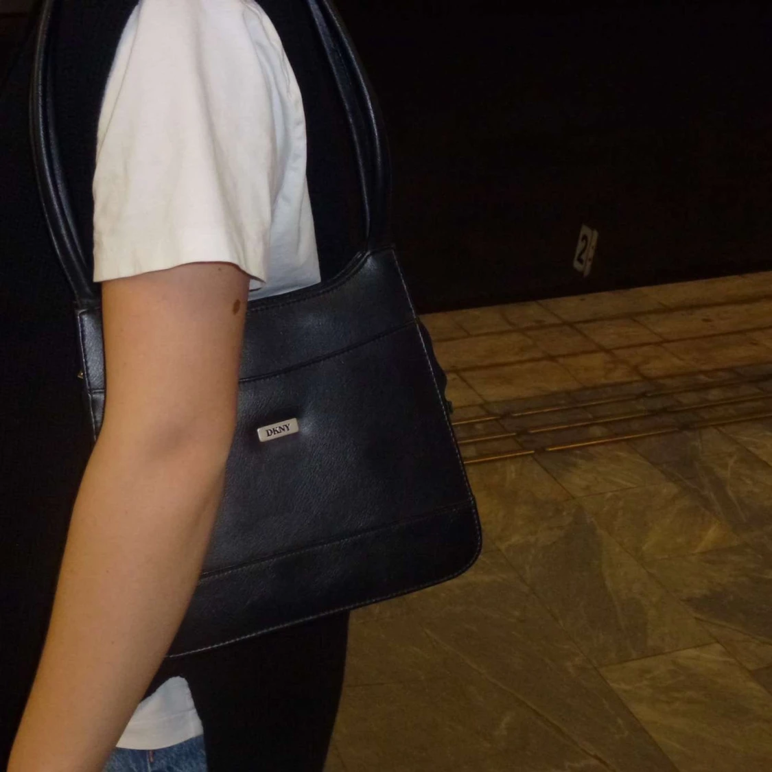 #6 DKNY VÄSKA - 90