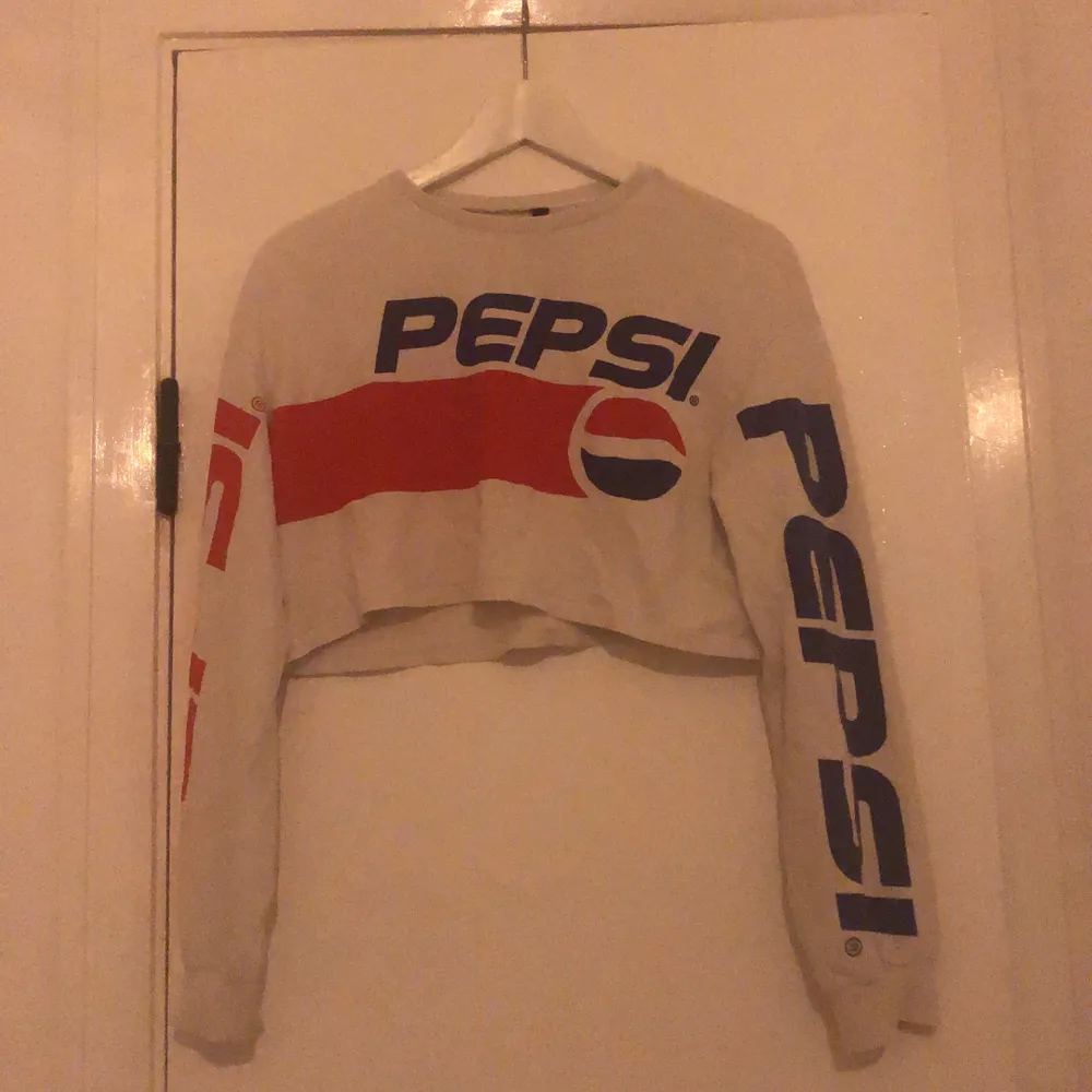  Säljer denna fina kroppar det Pepsi-tröjan 🥰 använd några gånger men ändå är den i mycket bra skick. Tröjor & Koftor.