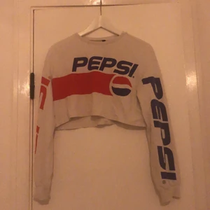 Pepsi tröja  -  Säljer denna fina kroppar det Pepsi-tröjan 🥰 använd några gånger men ändå är den i mycket bra skick