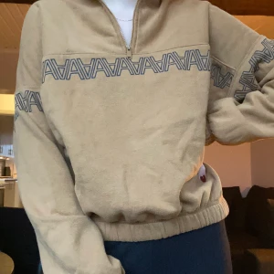 Beige tröja - Knappt använd och säljer pga de! 🤎Betalning sker via swish🤎 💜Köpare står för frakten på 44kr💜 Jag brukar bära storlek S