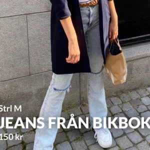 Jeans bikbok storlek M - Svinsnygga jeans från bikbok men som tyvärr är för stora för mig. De är jätte stretchiga och sköna. Dessa jeans har också en liten ”repa” eller vad man ska säga där bak, bild 3 men syns absolut inte när man har på sig de.  Jag är 177cm lång och de är precis perfekt i längden, skulle kunna passa någon som är 170 också.  Kan mötas i Huddinge trakterna annars står köparen för frakt. Pris kan alltid diskuteras