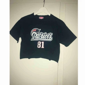  - Mörkblå (ser svart ut på bilderna, sorry!) avklippt tisha, köpt på Episode second hand i danmark. Bra skick! Frakt tillkommer.