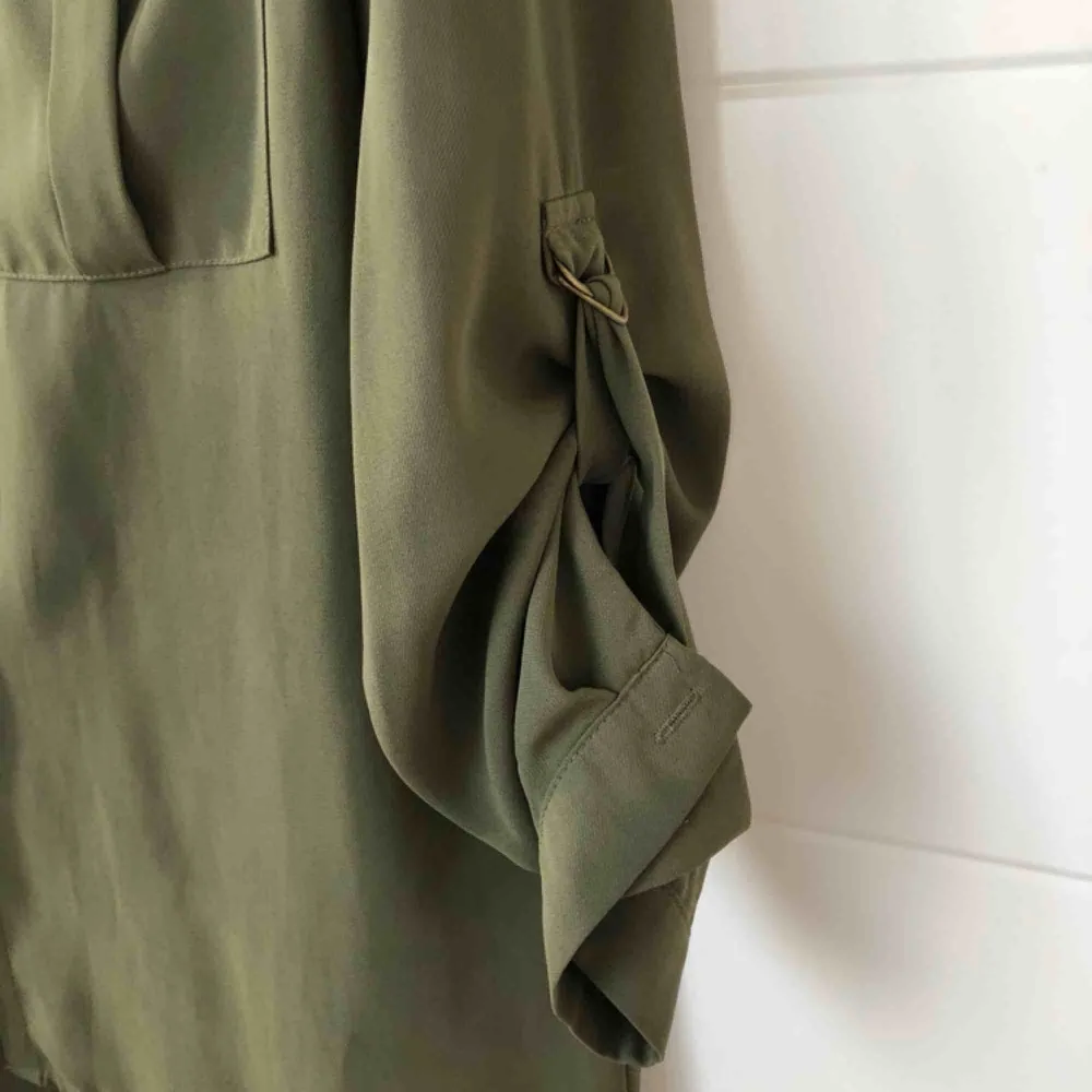 Militärgrön skjorta i fint fallande material, sparsamt använd, mycket fint skick. . Skjortor.