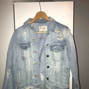  - Snygg jeansjacka i storlek S från River island. Super snygg nu till hösten/vintern med de coola slitningarna. 