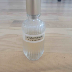  - Feminin klassisk parfym från franska Givenchy. Uppskattar att det är 75% kvar, se bild 2.  Ord pris ca 550-650kr.