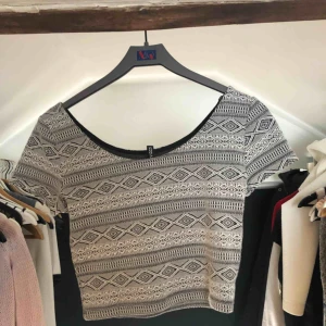  - Snygg tröja som är lite kortare vid magen, så typ en magtröja. Väldigt bra skick då den aldrig är använd 🌸