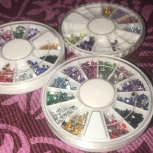  - Superfina pärlor till naglarna. Knappt använda. 