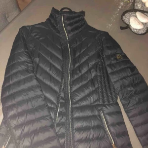  - Säljer min fina Michael Kors höstjacka i storlek S. Pris 500kr 💫