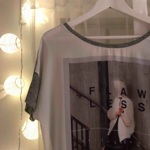  - Fin ”blus” från zara, nästan aldrig använd. Djup i ryggen.