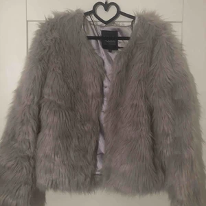  - Mysig Jacka i fusk päls, använd ett par gånger. MAX 5 gånger. Hel och ren. Rökfri.  