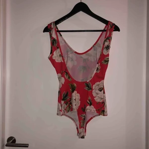  - Snygg baddräkt men mer tänkt användas som body från NELLY.com storlek xs men passar även s/m Aldrig använd 