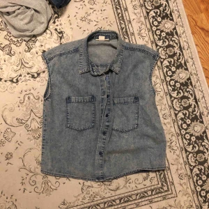  - Jeansväst från Monki. Aldrig använt. Snygg passform.  Köparen står för frakt. 