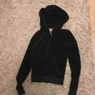 En tracksuit hoodie från juicy couture! Använder inte alls därför säljer jag den men jätteskön och är utav materialet velour. Nypris 1000  Tar emot swish och köparen betalar för frakten. Hoodies.