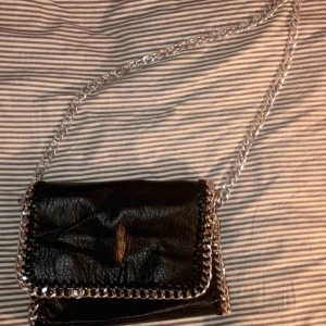  - Säljer min fina svarta väska med kedjor. Inköpt i våras för 500kr på Scorett. Väldigt rymlig för att vara en ”mindre” väska. Köparen står för fraktkostnader.