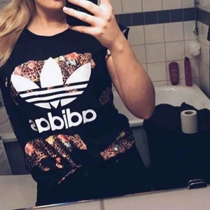  - Så snygg och cool adidas tröja i storlek S, nypris 400 kr och endast använd ett fåtal gånger 💕