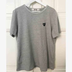 - commes des garcons play T-shirt för Herr i fint skick! Storlek XL men passar M bäst. Både tjej och kille kan använda! Nypris 1000:- kr 
