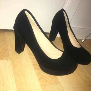  - Helt oanvända högklackar. Storlek 43 men funkar ändå om du har 38-43