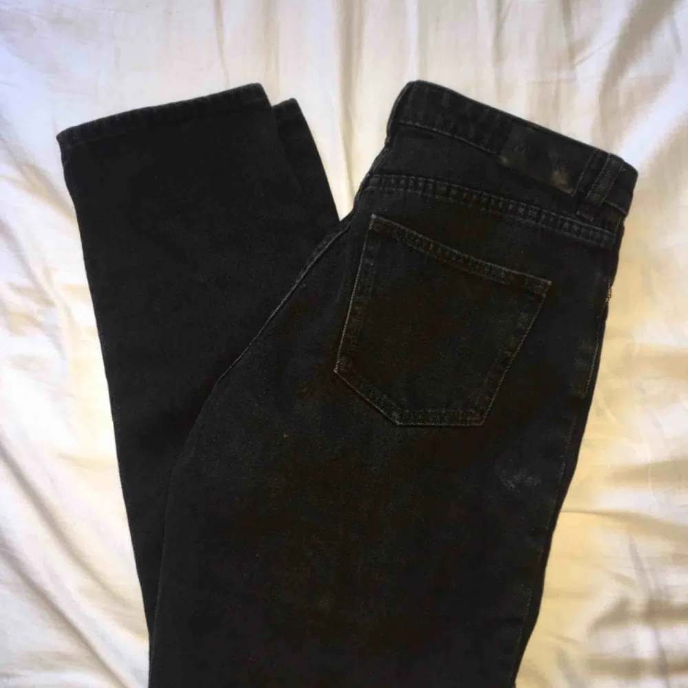 Ett par svarta mom jeans från monki.. Aldrig använda pga för små.  Möts upp i Stockholm eller fraktar då köpare står för kostnad! :) . Jeans & Byxor.