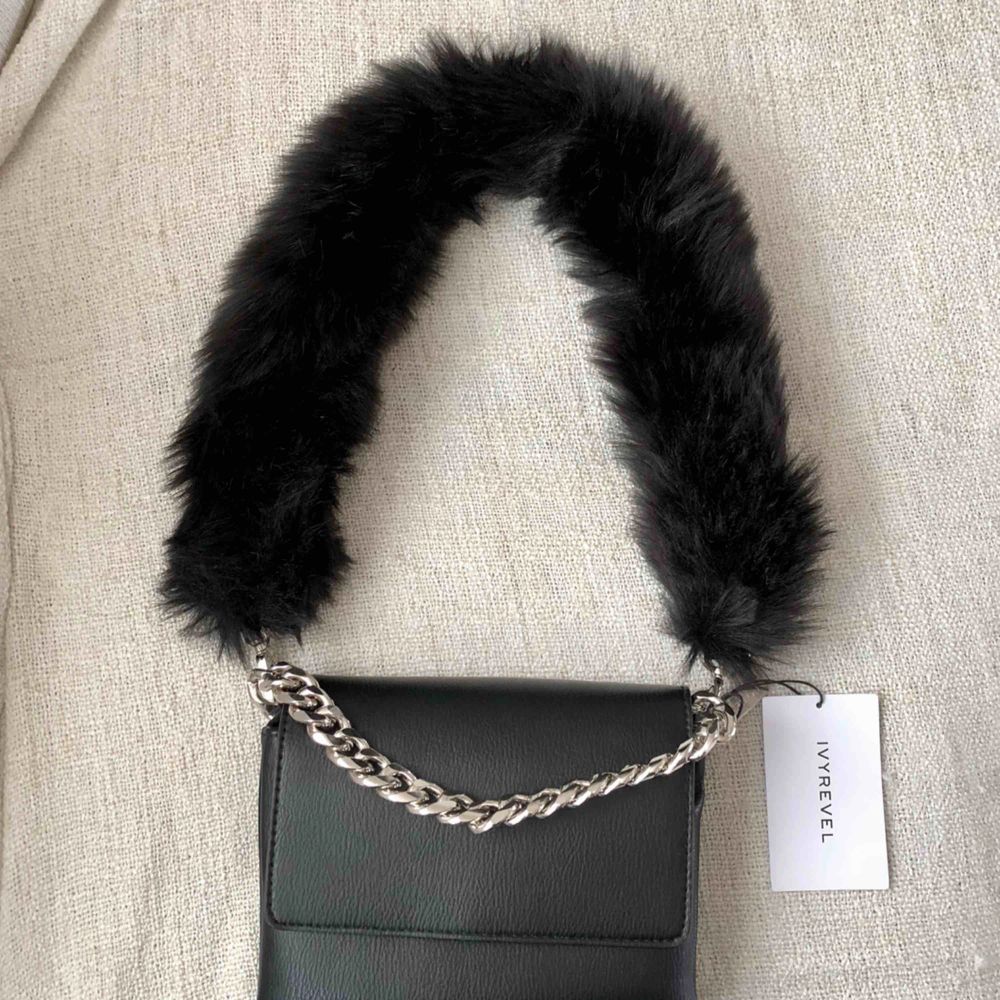 Helt ny/oanvänd väska från den precis nysläppta kollektionen och samarbetet Accent x Ivyrevel. Säljs just nu i butik för 999kr. Finns även axelband till väskan. Fick denna i present, säljer denna då jag har en liknande väska.. Väskor.