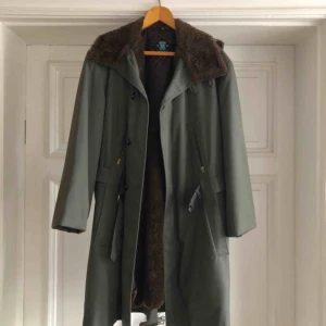  - Varm vintagerock  med avtagbart foder och luva.  Hög kvalite. 56 på lappen. Sitter bra om man är ca 175-180. Ser mycket bättre ut irl. 