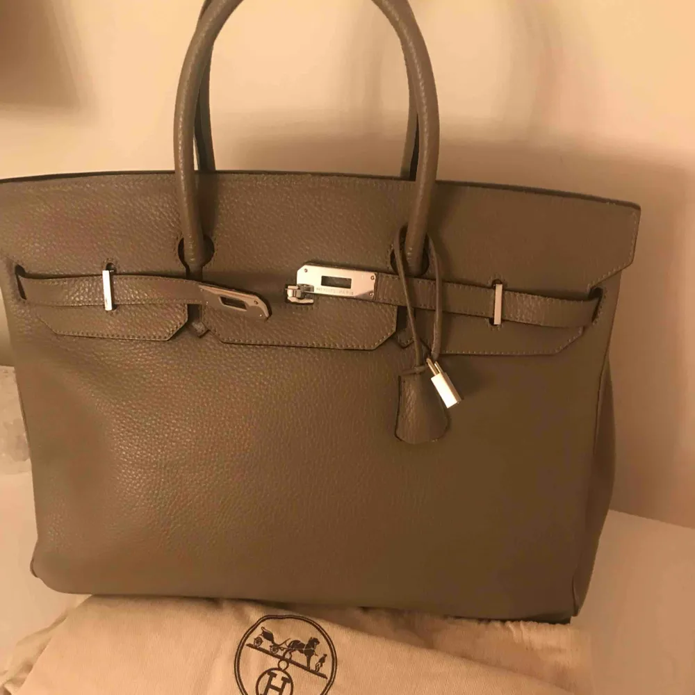 Elegant och snygg Birkin i grå/brun färg med silveriga detaljer. Lås, nyckel och dustbag ingår. Äkta skinn Frakt ingår i priset.. Väskor.