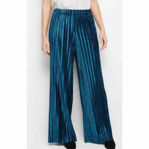  - BYTE/SÖKER! Har dessa byxor i L som jag gärna byter/köper mot ett par likadana fast i mindre storlek. Dessa är från Lindex, men vet att typ exakt likadana såldes på Monki och Kapphal. Spelar ingen roll om bytet blir från någon av de butikerna istället. 