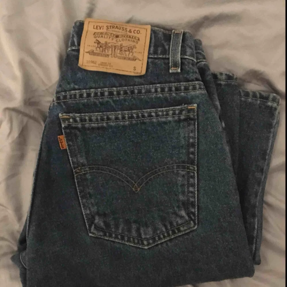 Ett par ”mom jeans” från Levis köpta på second hand. Köpta för 400kr. Säljer pga av att de är för små! Priset går att förhandla, köparen står för frakt!. Jeans & Byxor.