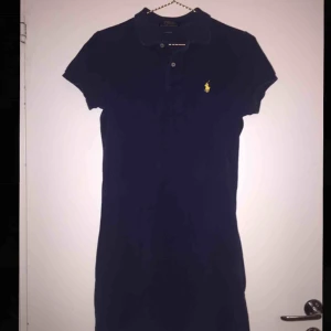  - Fin klänning från Ralph Lauren som inte använts så ofta. Inköpt för lite över ett år sen. Passar till allt!