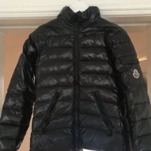  - Snygg vinterjacka, varm och skön. Storlek s men ganska tight i modellen. Finns luva till!!  Obs, köpt i kina! 