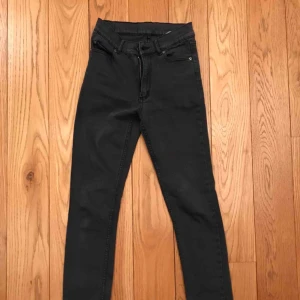 - Mörkblå/grå superfina stretchjeans från Monki. Avklippta längd 34 så jag tippar på längd 30 nu. Hög midja