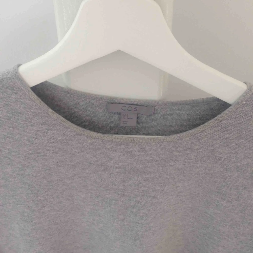 Finstickad tät, grå tröja med rosa detaljer på ärmarna. Storlek S, från Cos.. Tröjor & Koftor.