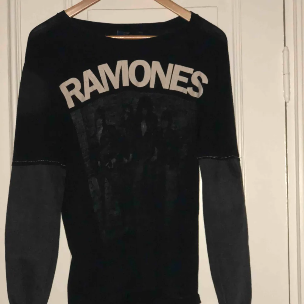 Ramones t-shirt från H&M med påsydda jeansarmar. . Toppar.