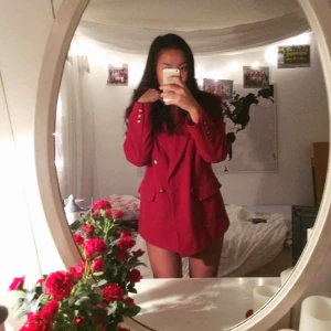  - Samma kappa som föregående bild! Kolla in mina andra annonser också, samfraktar gärna!☺️ annonsen med rutiga kjolen och vita tröjan är nu uppdaterat med bilder på hur de sitter på! 