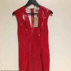  - Britney Spears drömmen!Röd lackklänning från madlady, den är strl L men skulle nog säga att den passar bättre på en M men skulle även funka för en S för den är väldigt tajt. Den är endast testad, tycker att det sitter för tajt på mig. 39kr frakt 