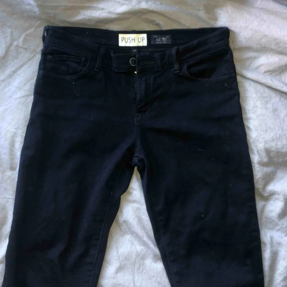 Säljer Armani jeans. Helt äkta och aldrig använda pga för små för mig. 1899 nypris. Hör av er så kan vi diskutera pris🤤. Jeans & Byxor.