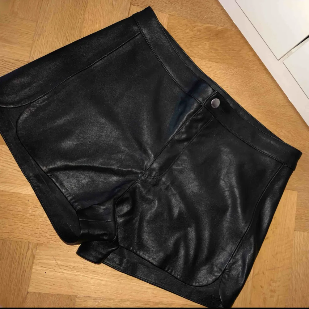 Två läder shorts båda oanvända i storlek M🌸  köparen betalar för frakten 80kr💌 En shorts 160kr för båda 290kr💗 . Shorts.