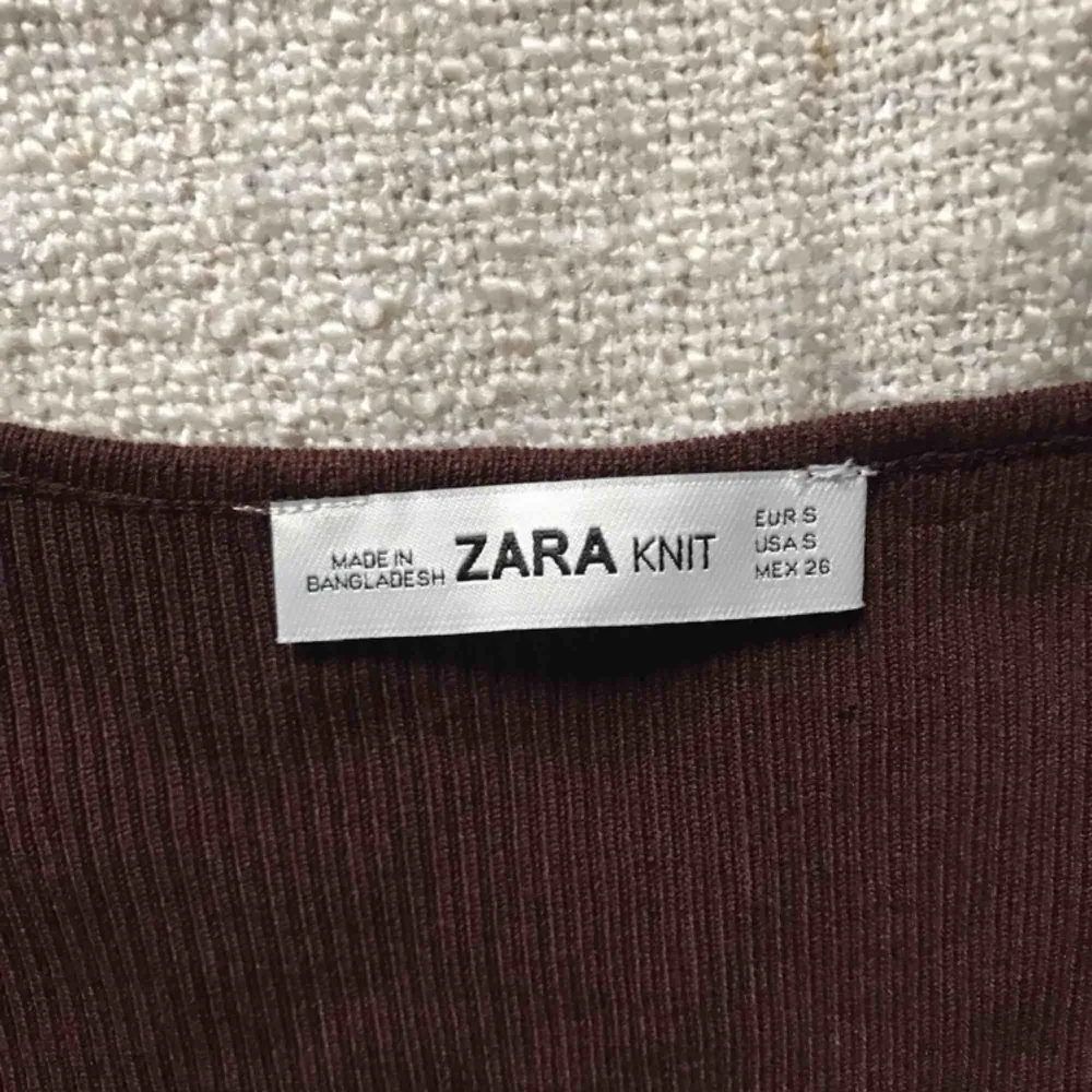 Zara Knit chocolate brown crop top. Very stretchy and comfortable. Brand new never worn (only for fotos) Shipping extra.. Toppar.