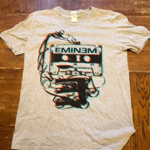  - T-shirt EMINEM. Trevligt använt skick. Kan hämtas i Uppsala eller skickas mot fraktkostnad. 
