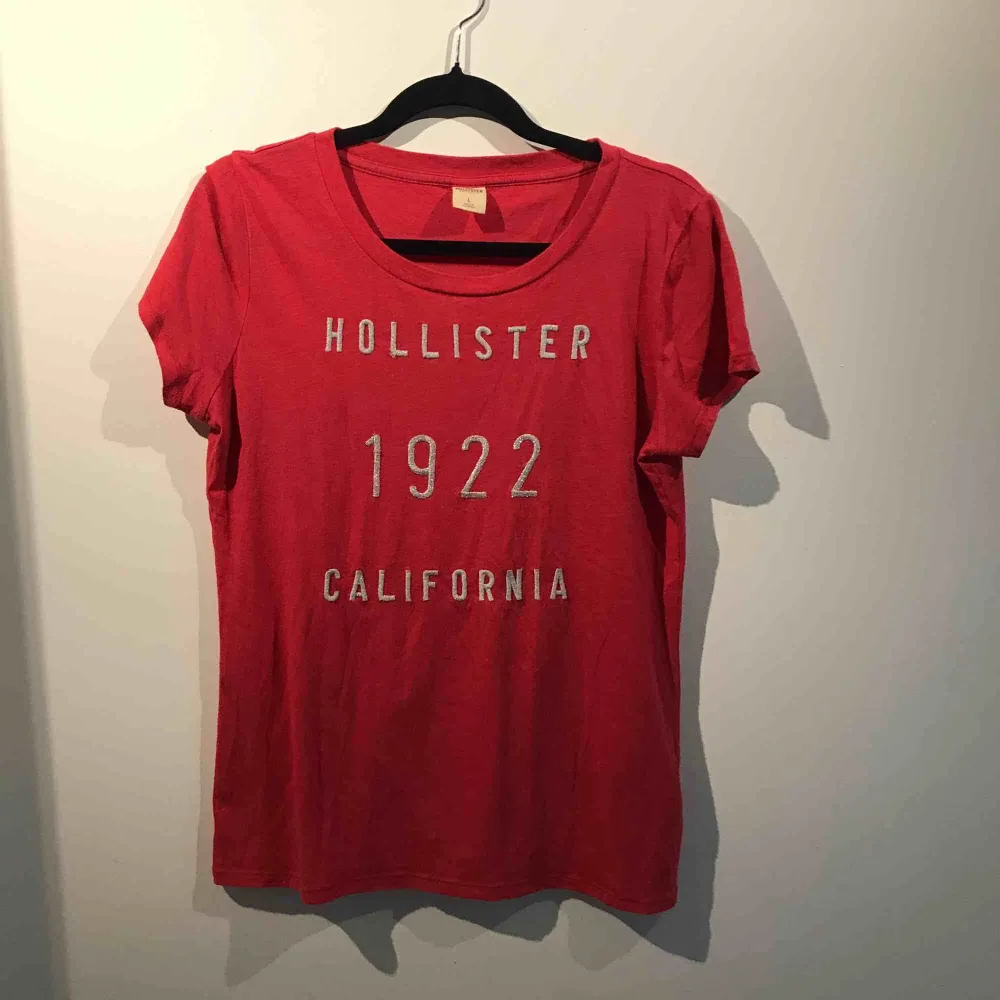 Säljer en röd t-shirt från Hollister i storlek L. Frakten är inräknat i priset. T-shirts.
