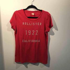 Säljer en röd t-shirt från Hollister i storlek L. Frakten är inräknat i priset